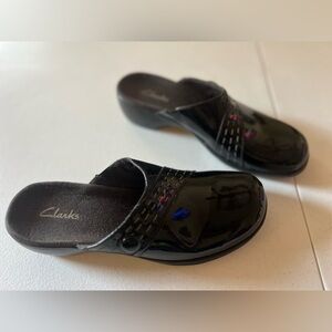 CLARKS SHOES BLACK PATENT LEATHER BUTTON EMBELLISHED SLIP ON MULES CLOGG 7